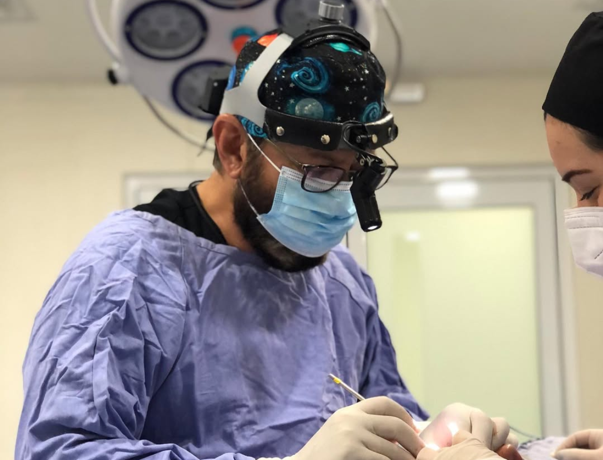 Dr. Jorge Reyna durante un procedimiento quirúrgico