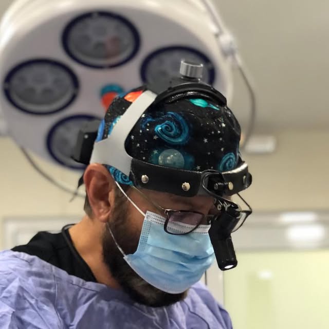 Dr. Jorge Reyna durante un procedimiento en quirófano
